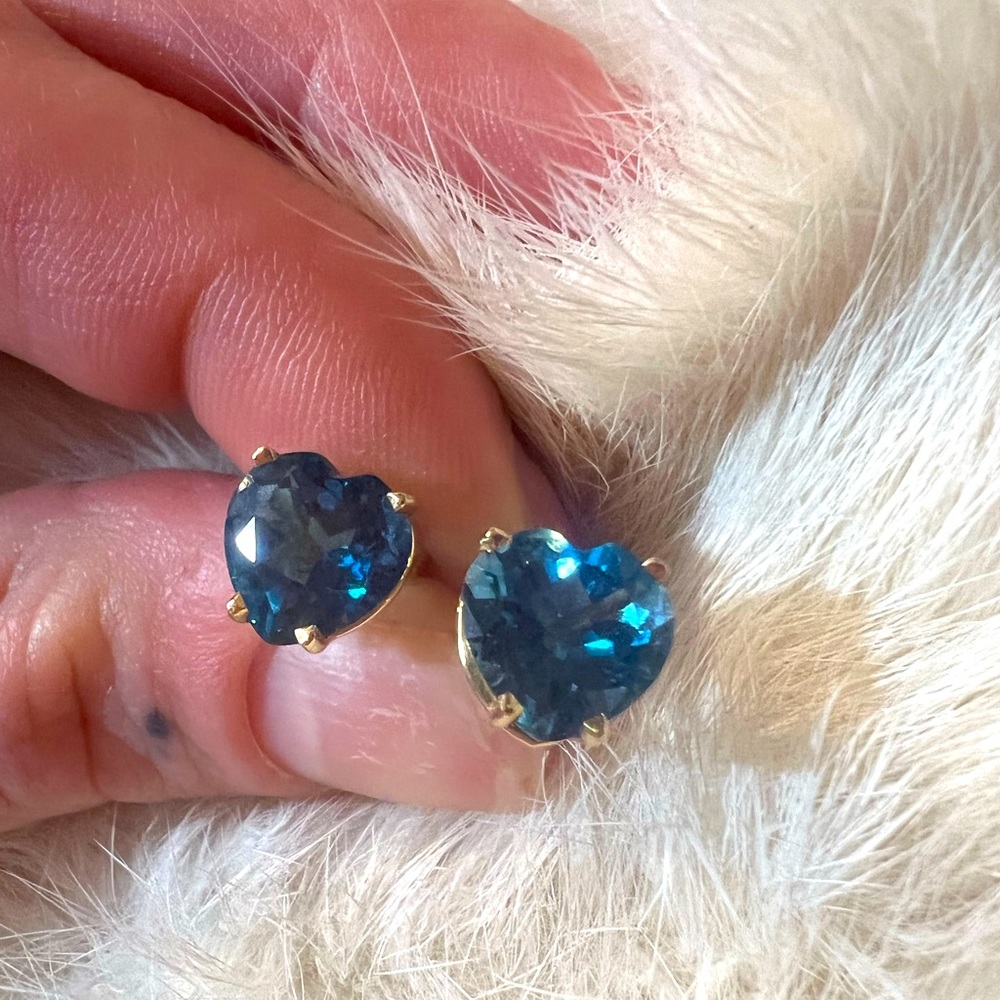 14K Yellow Gold Heart Shape 1.75 Carats Swiss Blue Topaz Stud Earrings